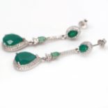 A pair of 925 silver drop earrings set with pear cut green agate, L. 4.6cm.