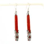 A pair of 925 silver coral set drop earrings, L. 4.5cm.