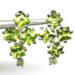 A pair of 925 silver earrings set with princess cut peridots, L. 1.7cm.