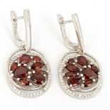 A pair of 925 silver earrings set with oval cut garnets and white stones, L. 3.5cm.