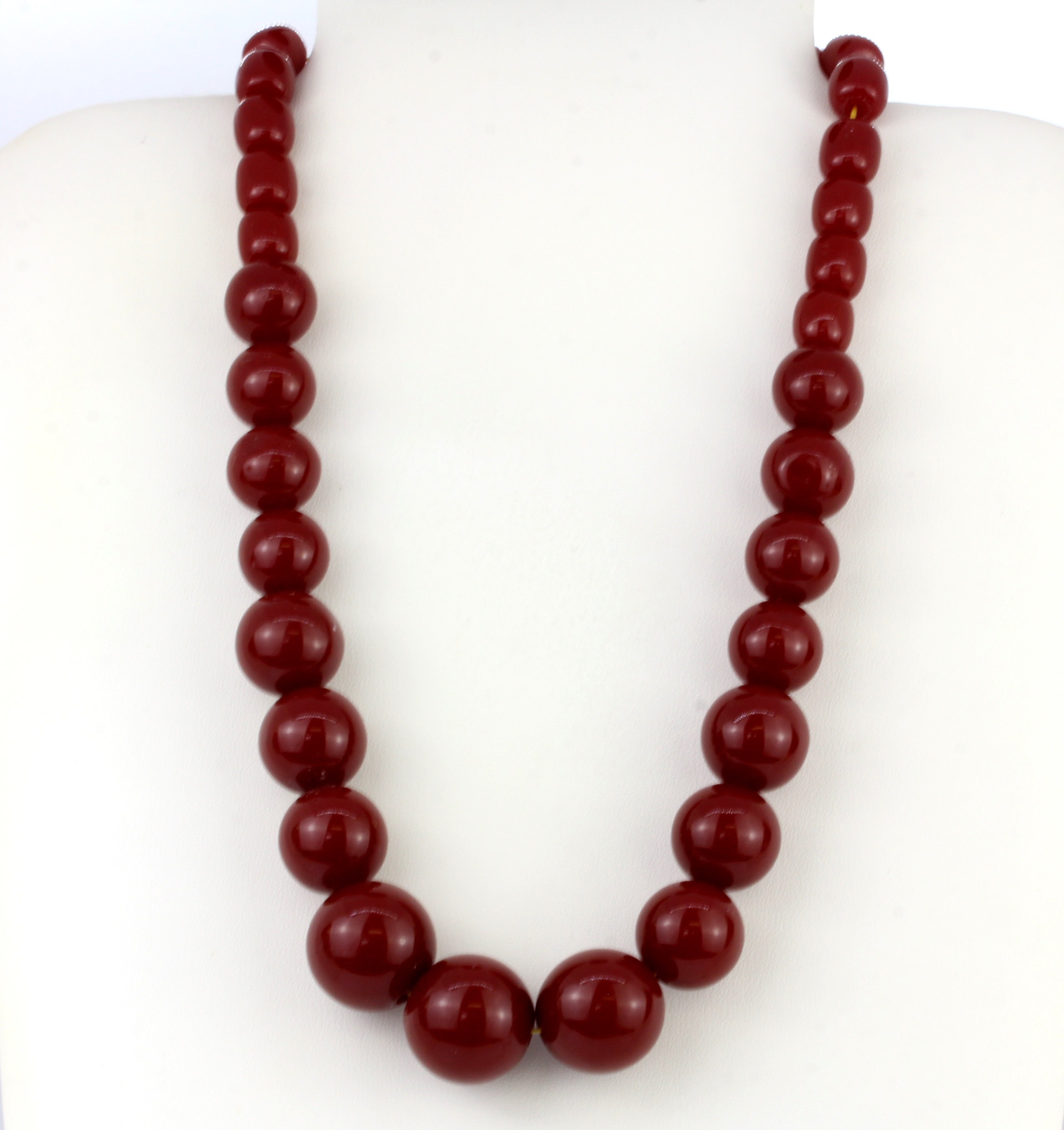 A graduated red bead necklace, L. 50cm. - Image 2 of 2