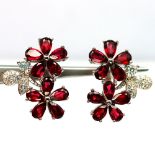 A pair of 925 silver flower shaped earrings set with pear cut garnets and white stones, L. 1.5cm.