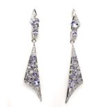 A pair of 925 silver drop earrings set with oval cut tanzanites, L. 5cm.