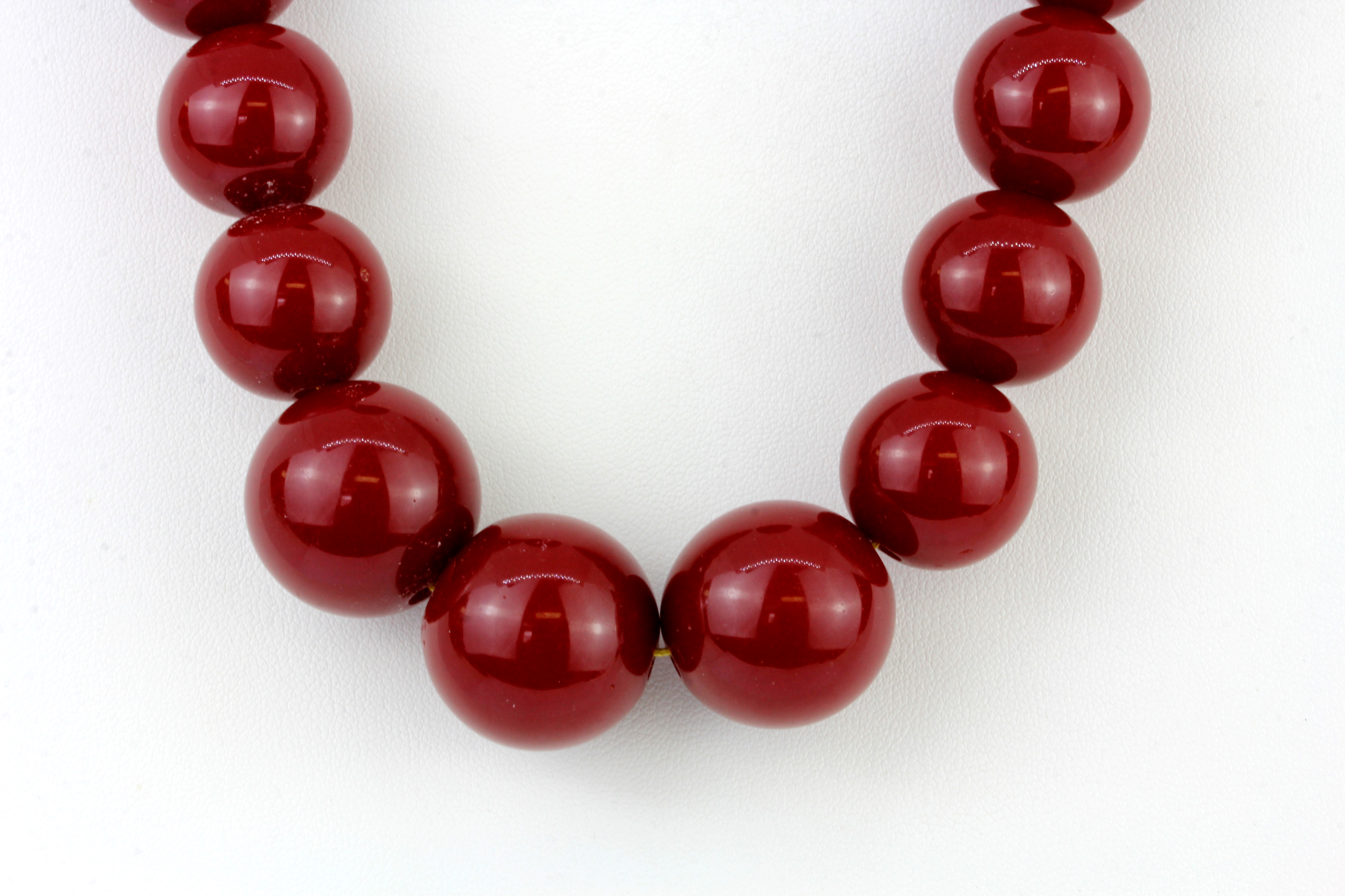 A graduated red bead necklace, L. 50cm.