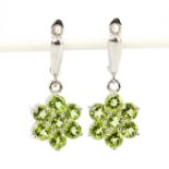 A pair of 925 silver drop earrings set with round cut peridots, L. 3cm.