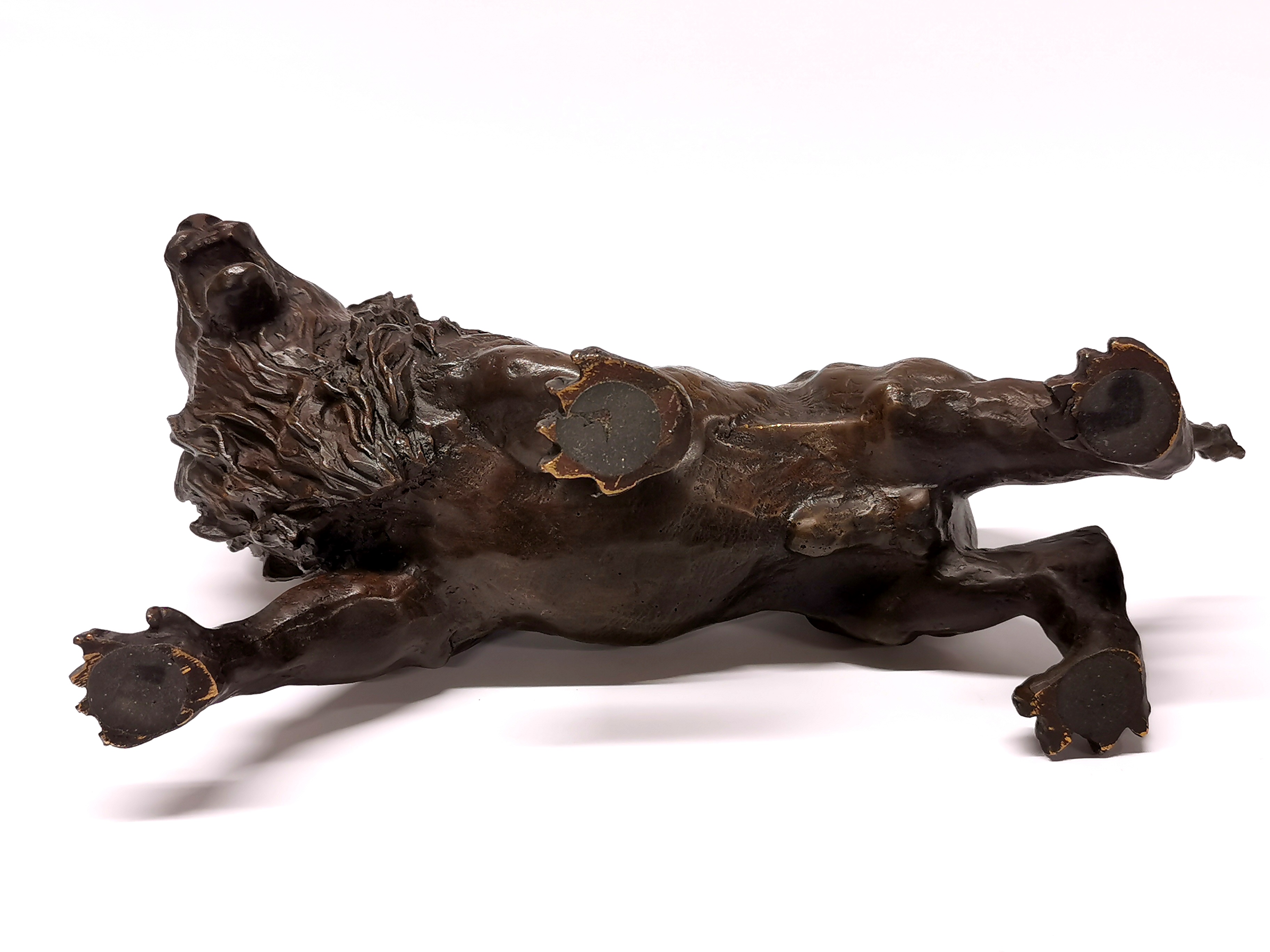 A cast bronze figure of a lion, H. 15cm, L. 30cm. - Image 3 of 3