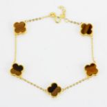 An 18ct yellow gold tiger's eye set clover bracelet, L. 18cm.