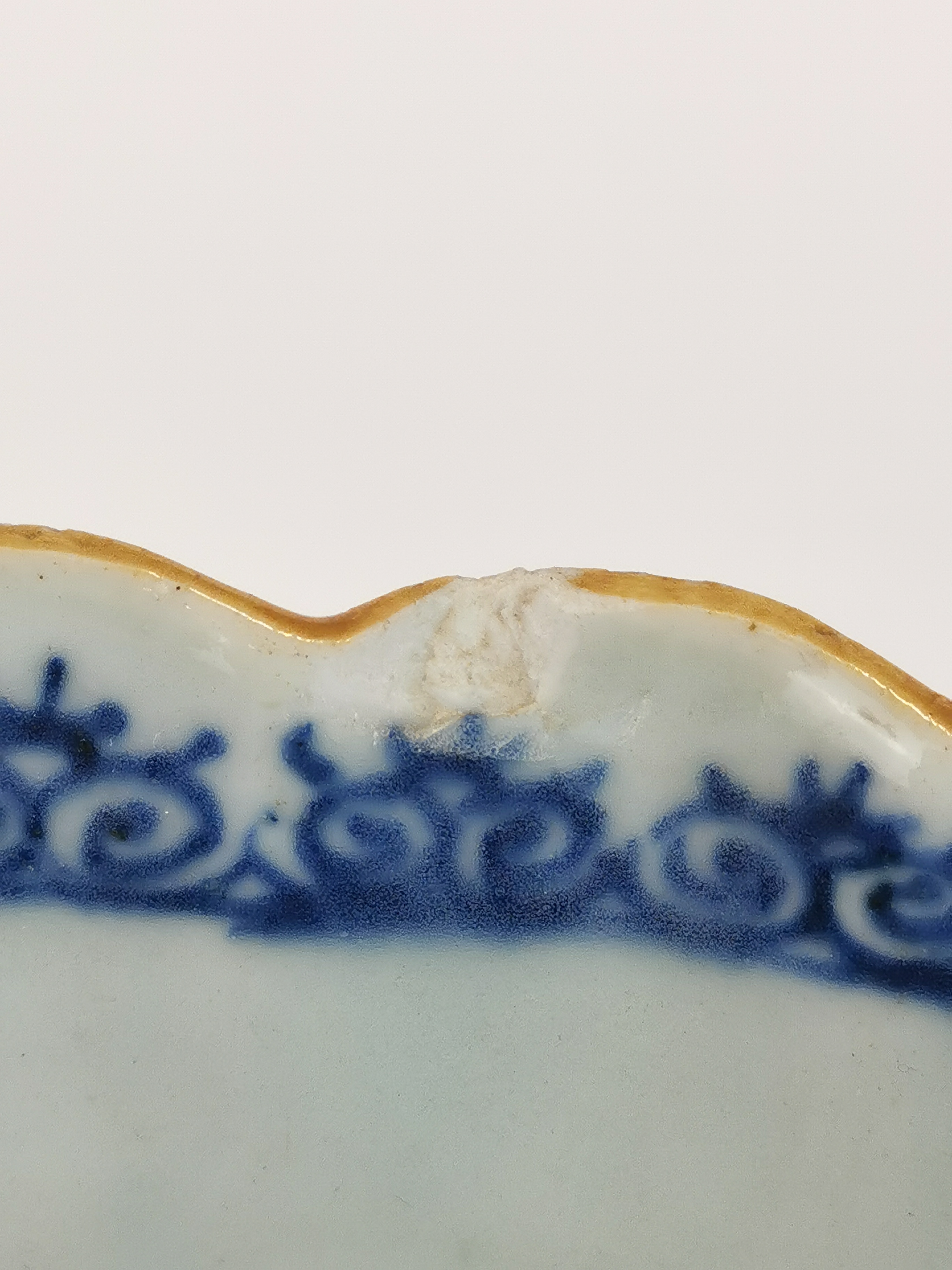 An 18thC Chinese export porcelain saucier, with an early replacement metal handle, L. 21cm. ( - Image 3 of 4