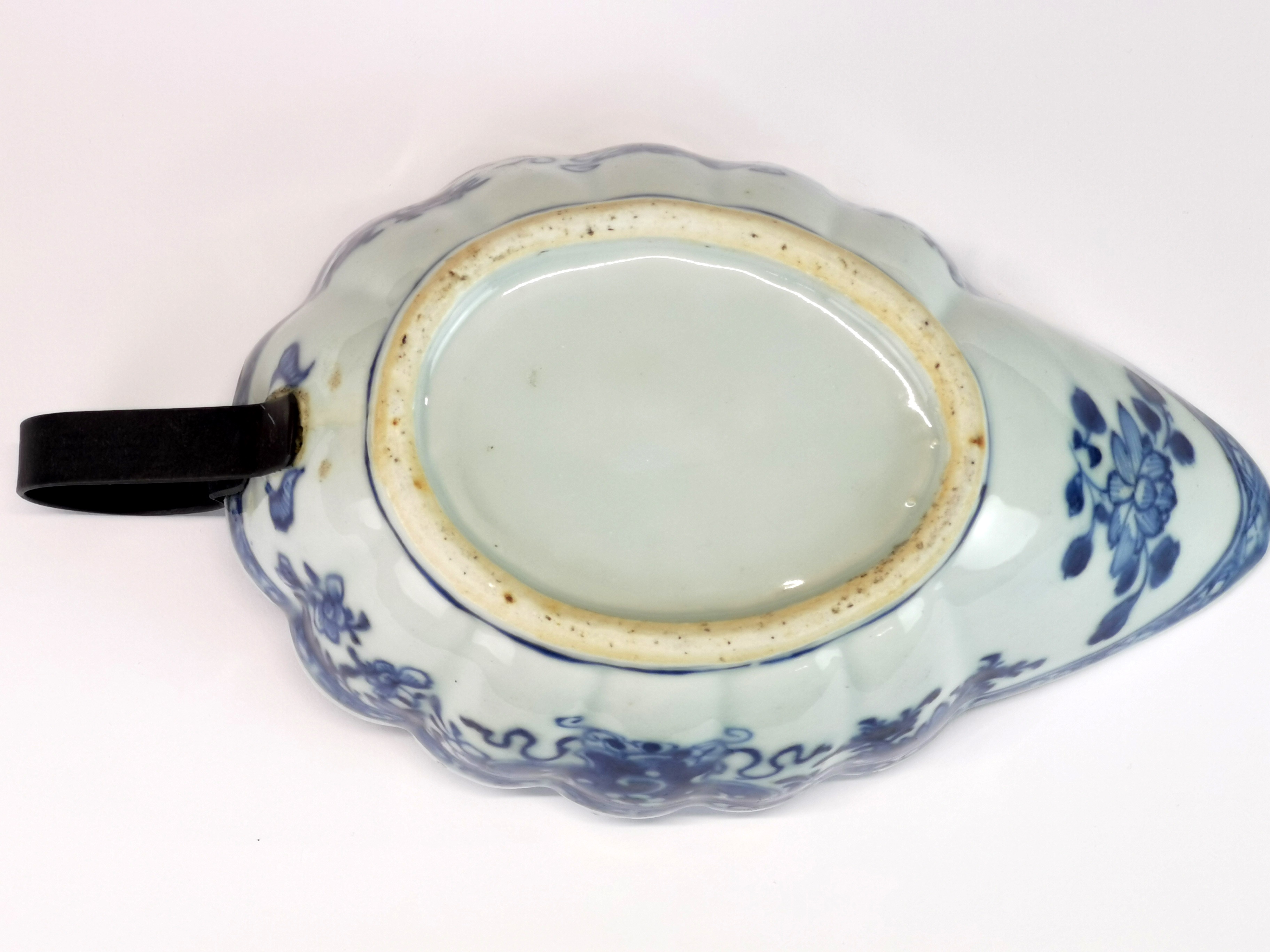 An 18thC Chinese export porcelain saucier, with an early replacement metal handle, L. 21cm. ( - Image 4 of 4