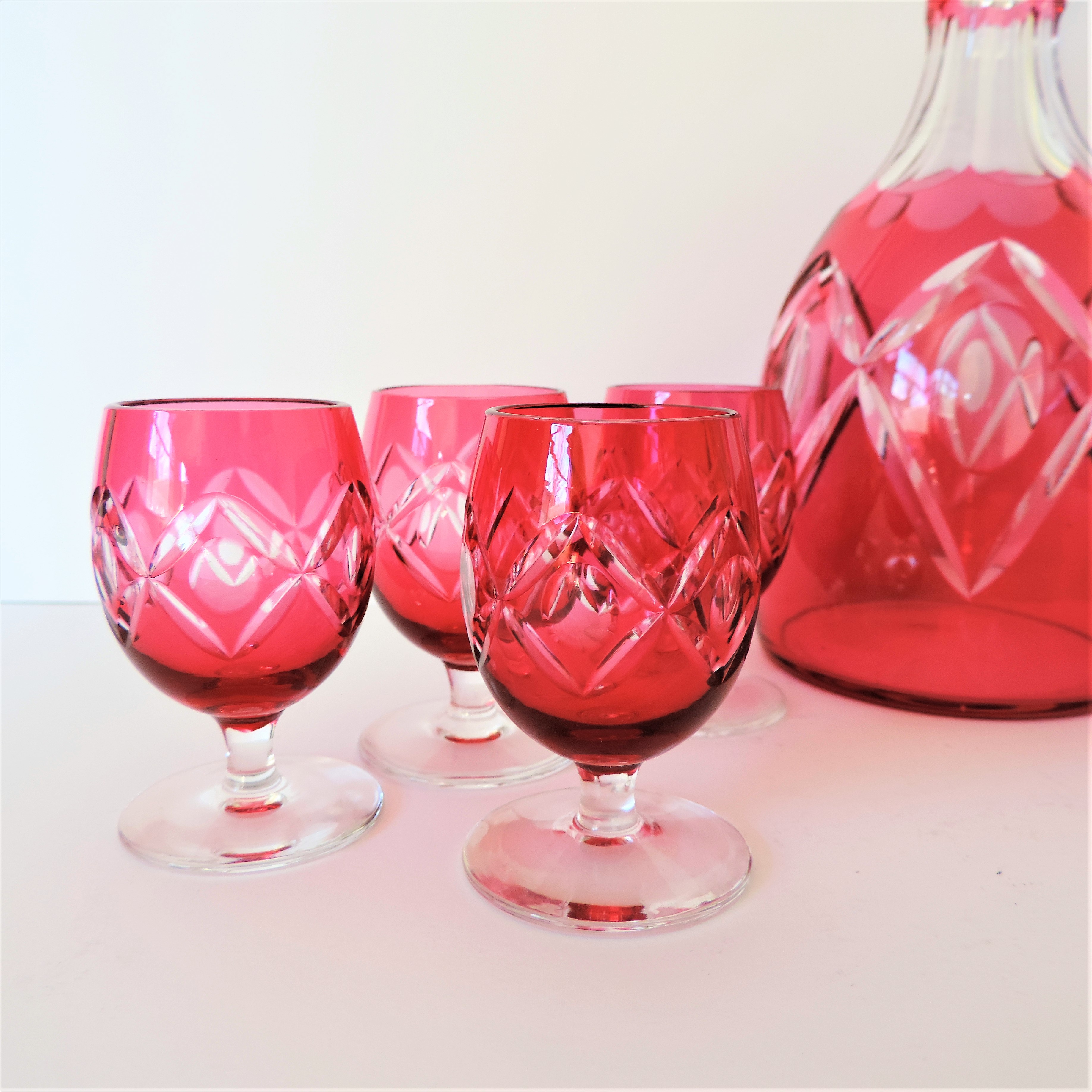 Vintage French Ruby Glass Decanter & Liqueur Glasses. A fine quality ruby glass decanter and 8 - Bild 5 aus 6