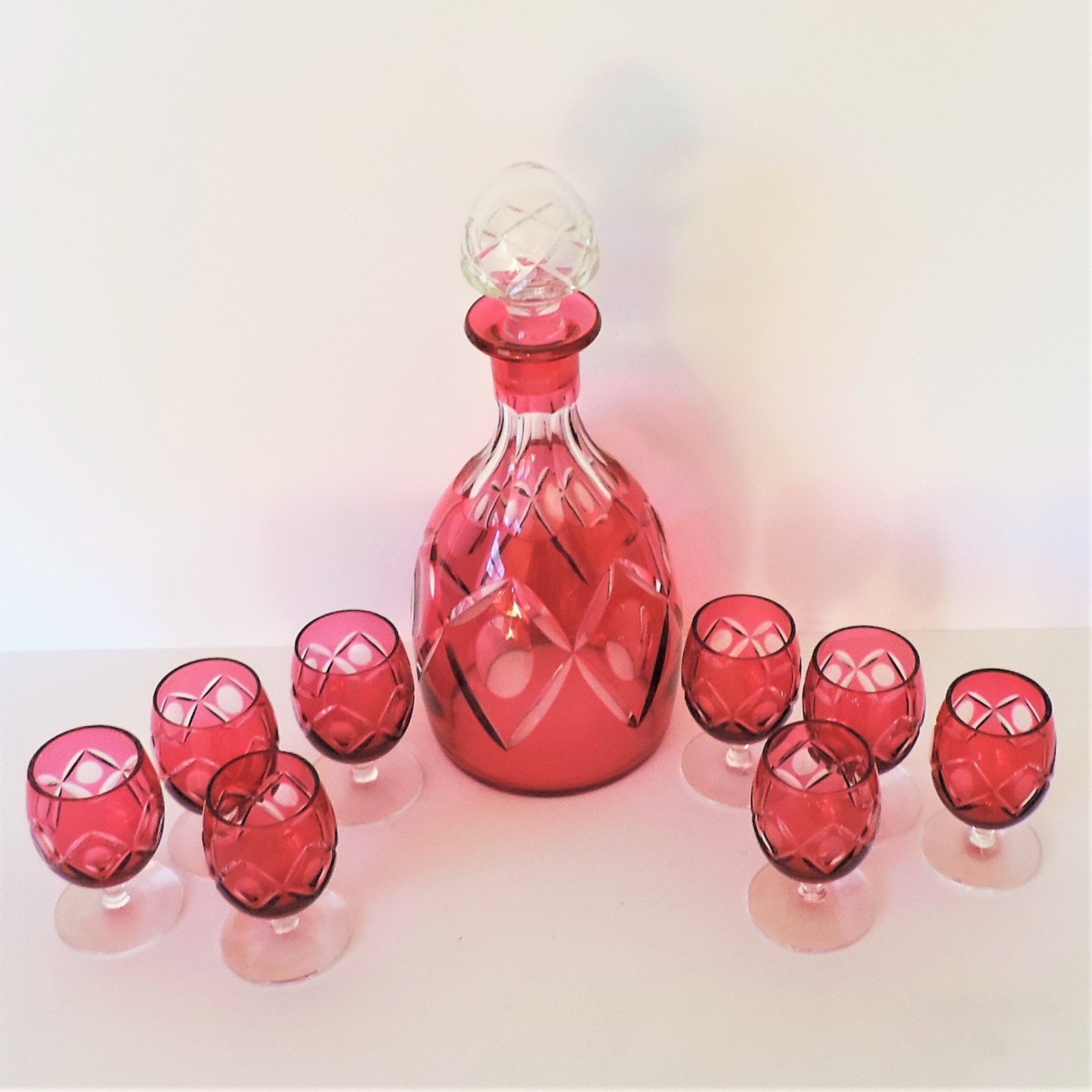 Vintage French Ruby Glass Decanter & Liqueur Glasses. A fine quality ruby glass decanter and 8 - Bild 2 aus 6