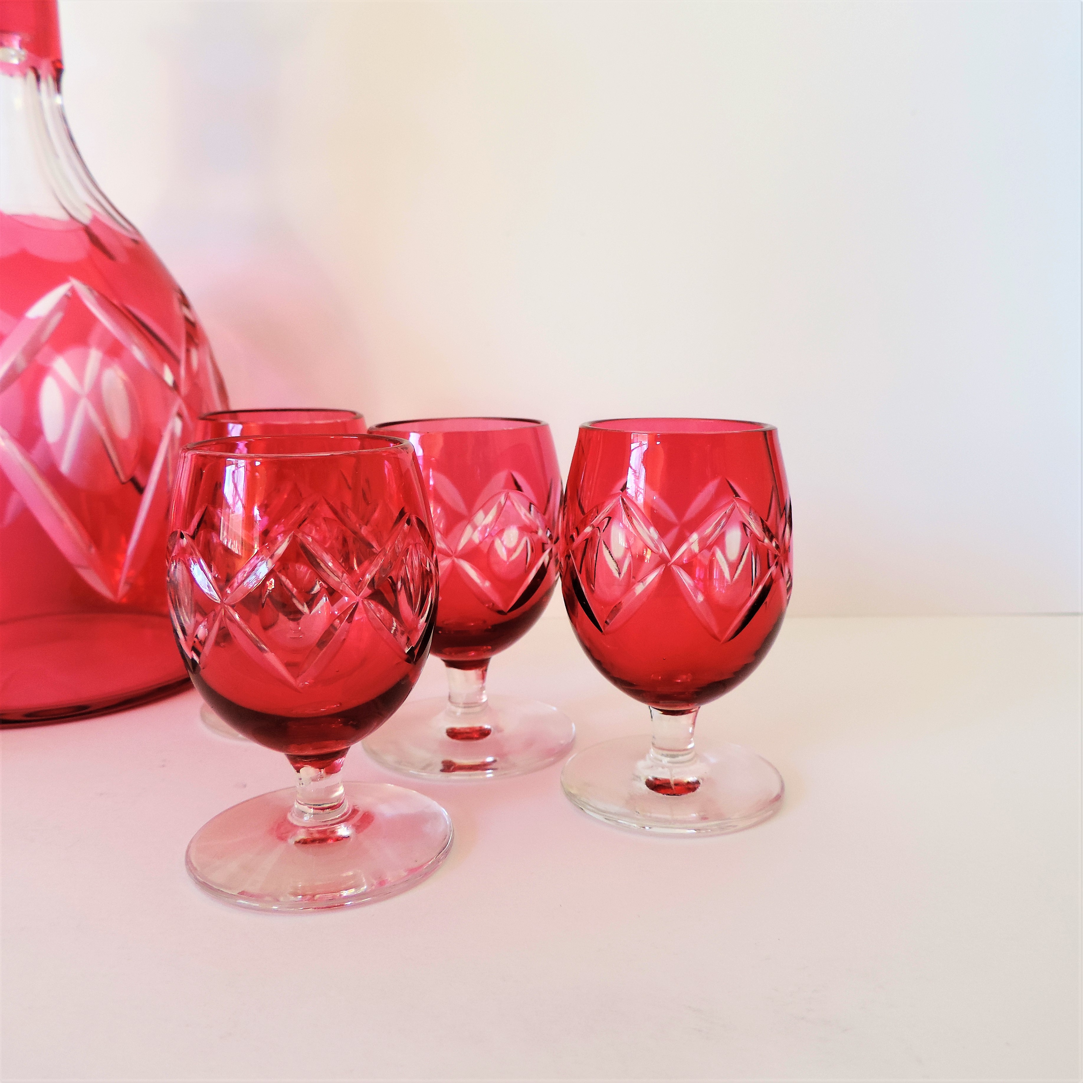 Vintage French Ruby Glass Decanter & Liqueur Glasses. A fine quality ruby glass decanter and 8 - Bild 4 aus 6