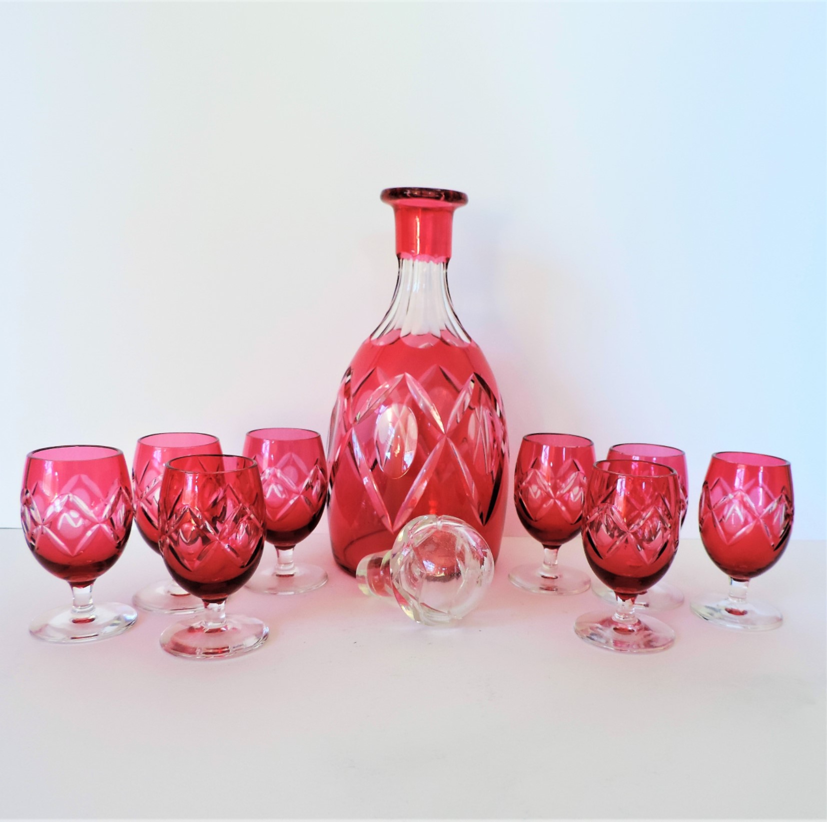 Vintage French Ruby Glass Decanter & Liqueur Glasses. A fine quality ruby glass decanter and 8 - Bild 3 aus 6