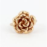 A 9ct rose gold (staped 9K) flower ring, (T.5).