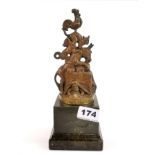 A lovely German bronze amusing sculpture mounted on a marble base, H. 23cm,