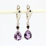 A pair of 925 silver drop earrings set with pear cut amethyst and garnet, L. 2.4cm.