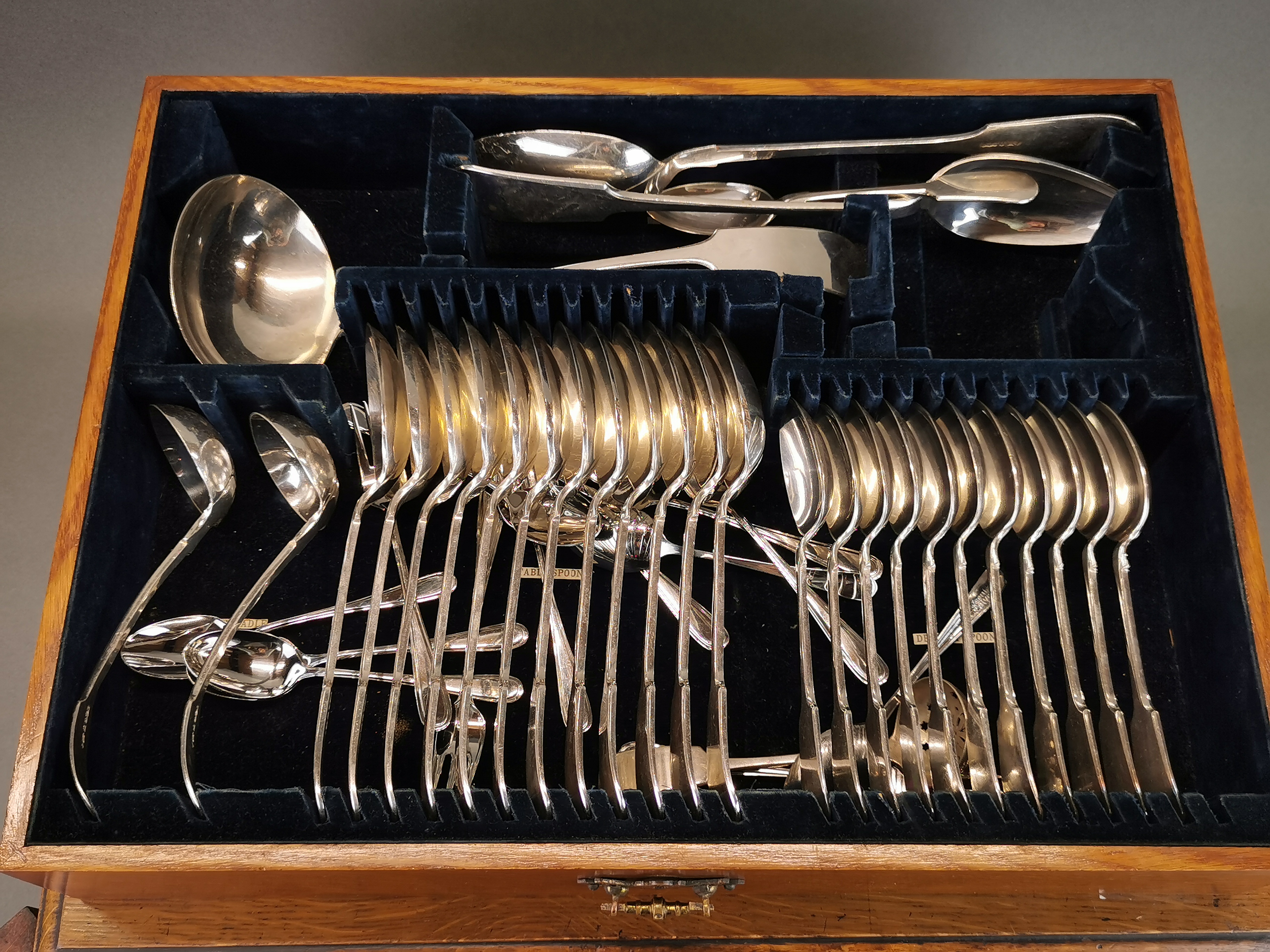 An extensive oak cased silver plated cutlery set with some non matching pieces, case size 51 x 42 - Image 4 of 5