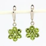 A pair of 925 silver drop earrings set with round cut peridots, L. 2.5cm.