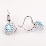 A pair of 925 silver earrings set with trillion cut blue topaz, L. 1.8cm.