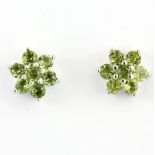 A pair of 925 silver cluster earrings set with peridots, L. 1cm.