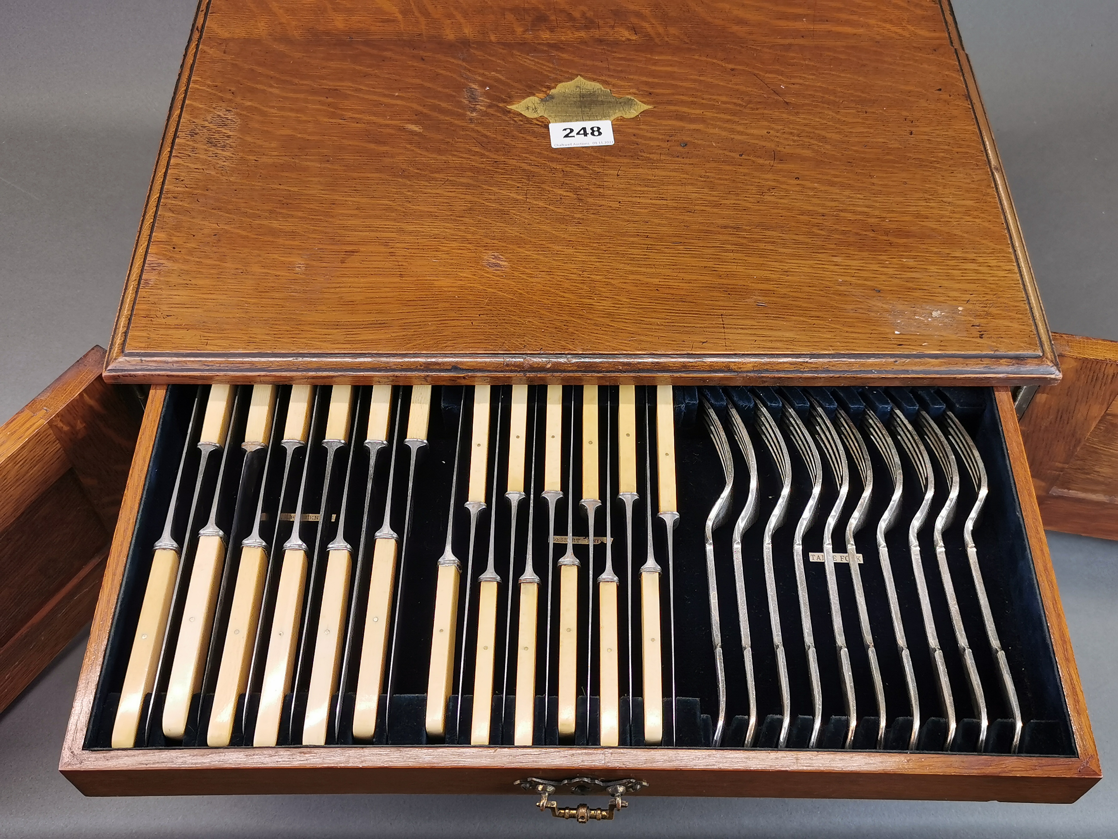 An extensive oak cased silver plated cutlery set with some non matching pieces, case size 51 x 42 - Image 2 of 5