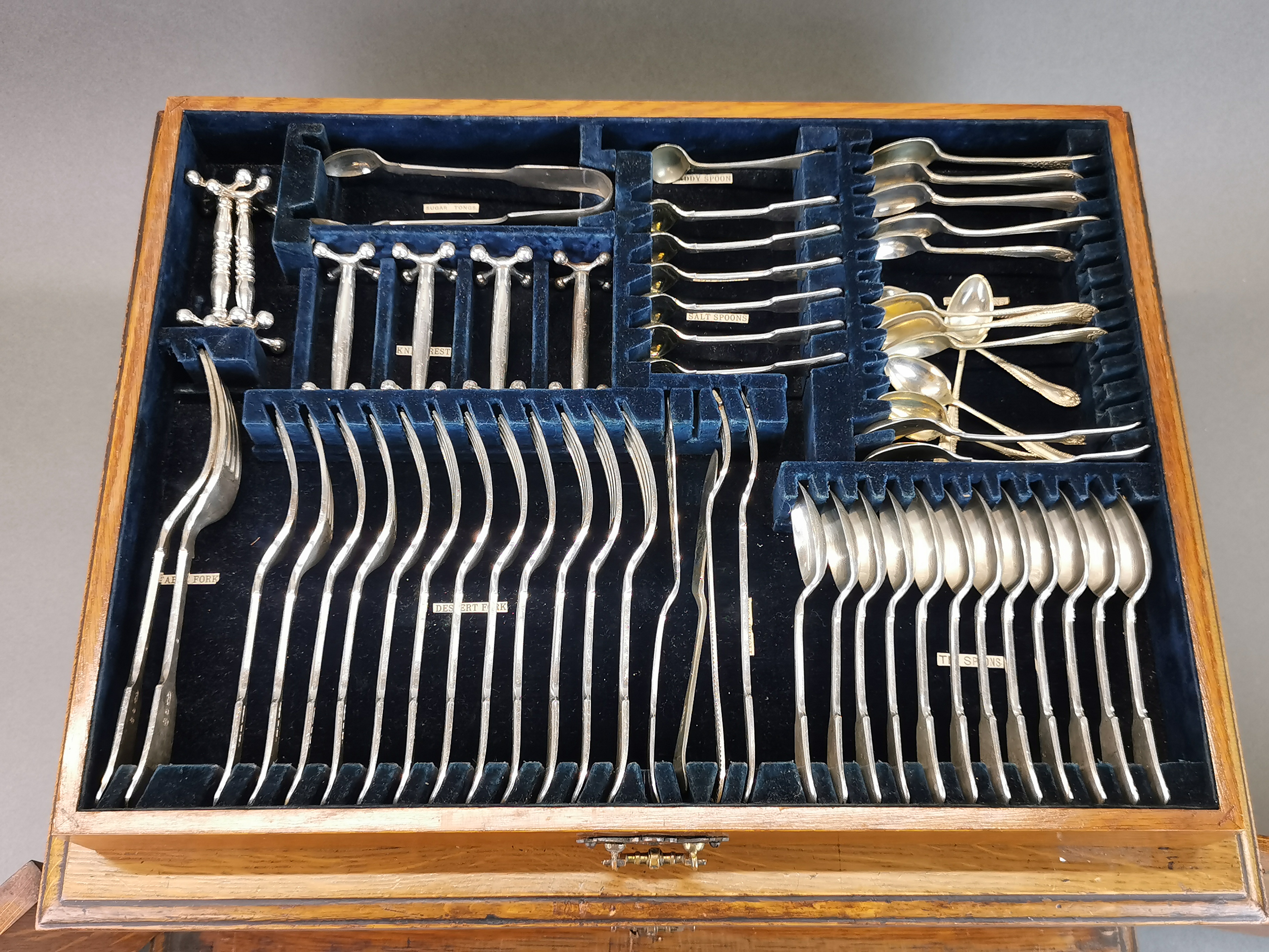 An extensive oak cased silver plated cutlery set with some non matching pieces, case size 51 x 42 - Image 3 of 5