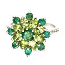 A 925 silver cluster ring set with emerald and peridot, (N.5).