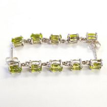 A pair of 925 silver drop earrings set with oval cut peridots, L. 4cm.