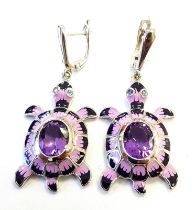 A pair of 925 silver turtle shaped rop earrings set with amethysts, L. 3.5cm.