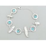 A 925 silver bracelet set with baroque pearls and blue topaz, L. 18cm.