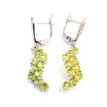 A pair of 925 silver drop earrings set with oval cut peridots, L. 3cm.