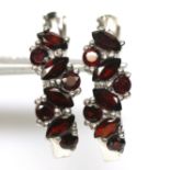 A pair of 925 silver earrings set with marquise and round cut garnets, L. 1.5cm.