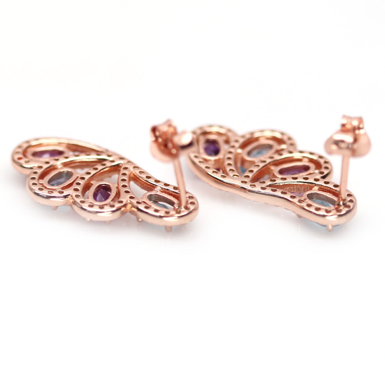 A pair of rose gold on 925 silver earrings set with oval cut blue topaz and amethysts, L. 2.3cm. - Image 2 of 2