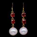 A pair of gold on 925 silver drop earrings set with cultured pearls and rubies, L. 4.4cm.