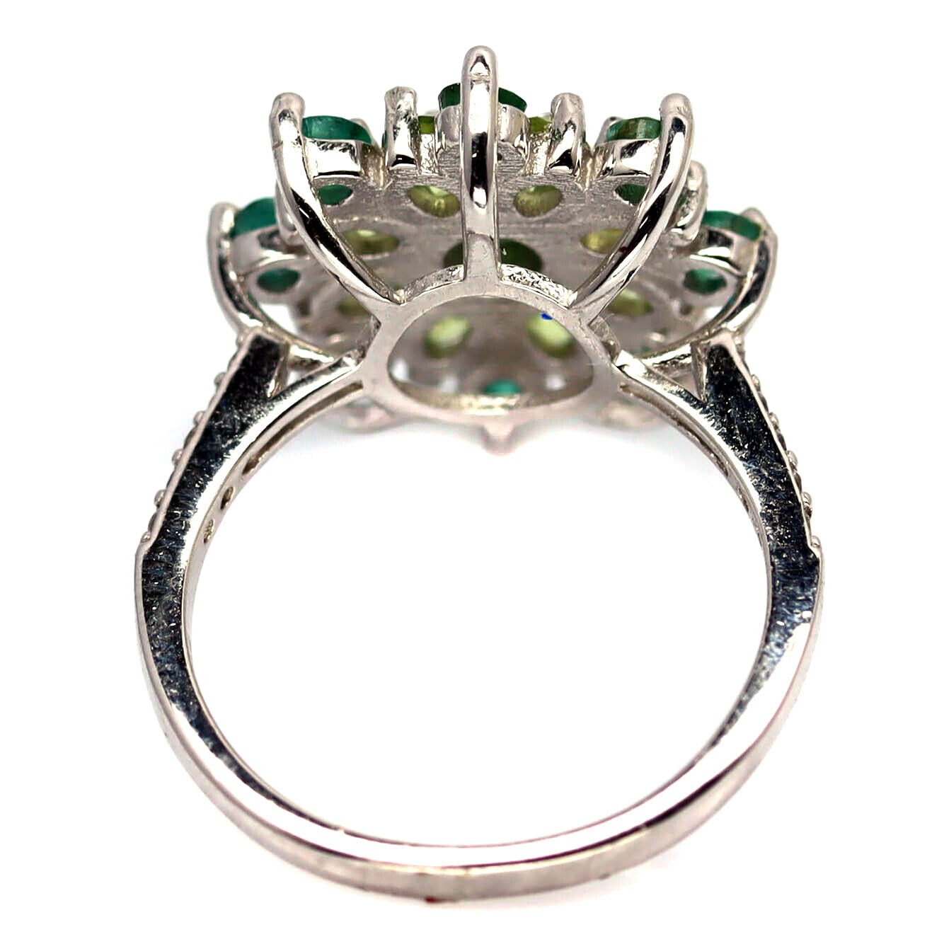 A 925 silver cluster ring set with emerald and peridot, (N.5). - Image 2 of 2