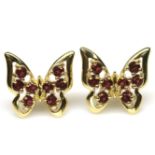 A gold on 925 silver butterfly shaped earrings set with garnets, L. 1.6cm.