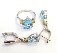 A pair of 925 silver drop earrings set with pear cut blue topaz and peridots, L. 3cm.