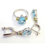 A pair of 925 silver drop earrings set with pear cut blue topaz and peridots, L. 3cm.