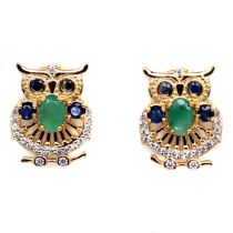 A pair of gold on 925 silver owl shaped earrings set with sapphires and emerald, L. 1.6cm.