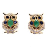 A pair of gold on 925 silver owl shaped earrings set with sapphires and emerald, L. 1.6cm.