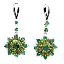 A pair of 925 silver drop earrings set with emeralds and peridots, L. 4cm.