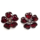 A pair of 925 silver flower shaped earrings set with heart cut garnets, Dia. 1.5cm.