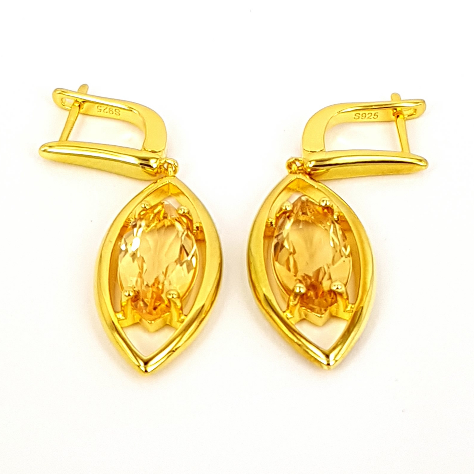 A pair of gold on 925 silver drop earrings set with marquise cut citrines, L. 2.5cm.