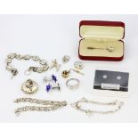 A quantity of silver jewellery items.