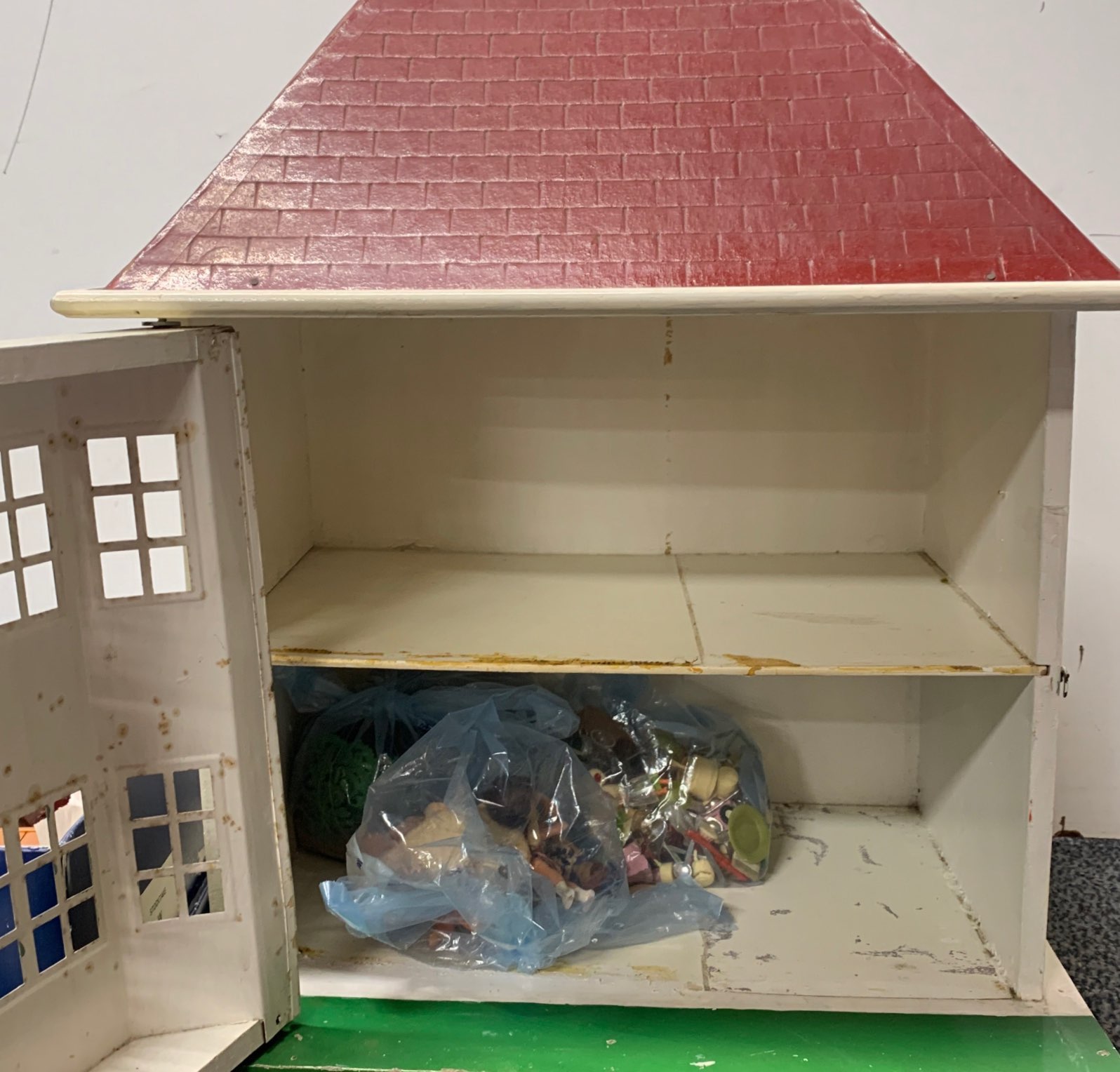 A 1960's wood and metal doll's house, size 36 x 25 x 40cm and contents. - Image 3 of 3
