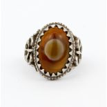 A gent's 925 silver banded agate set ring, (V).
