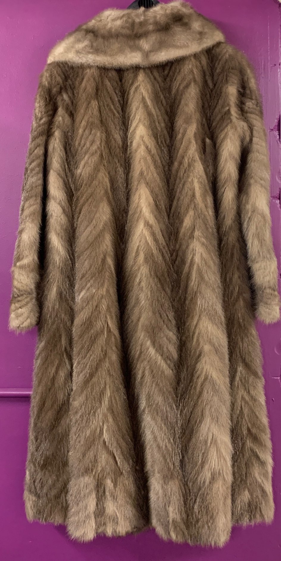 A vintage ladies silver fox fur coat. - Image 2 of 2