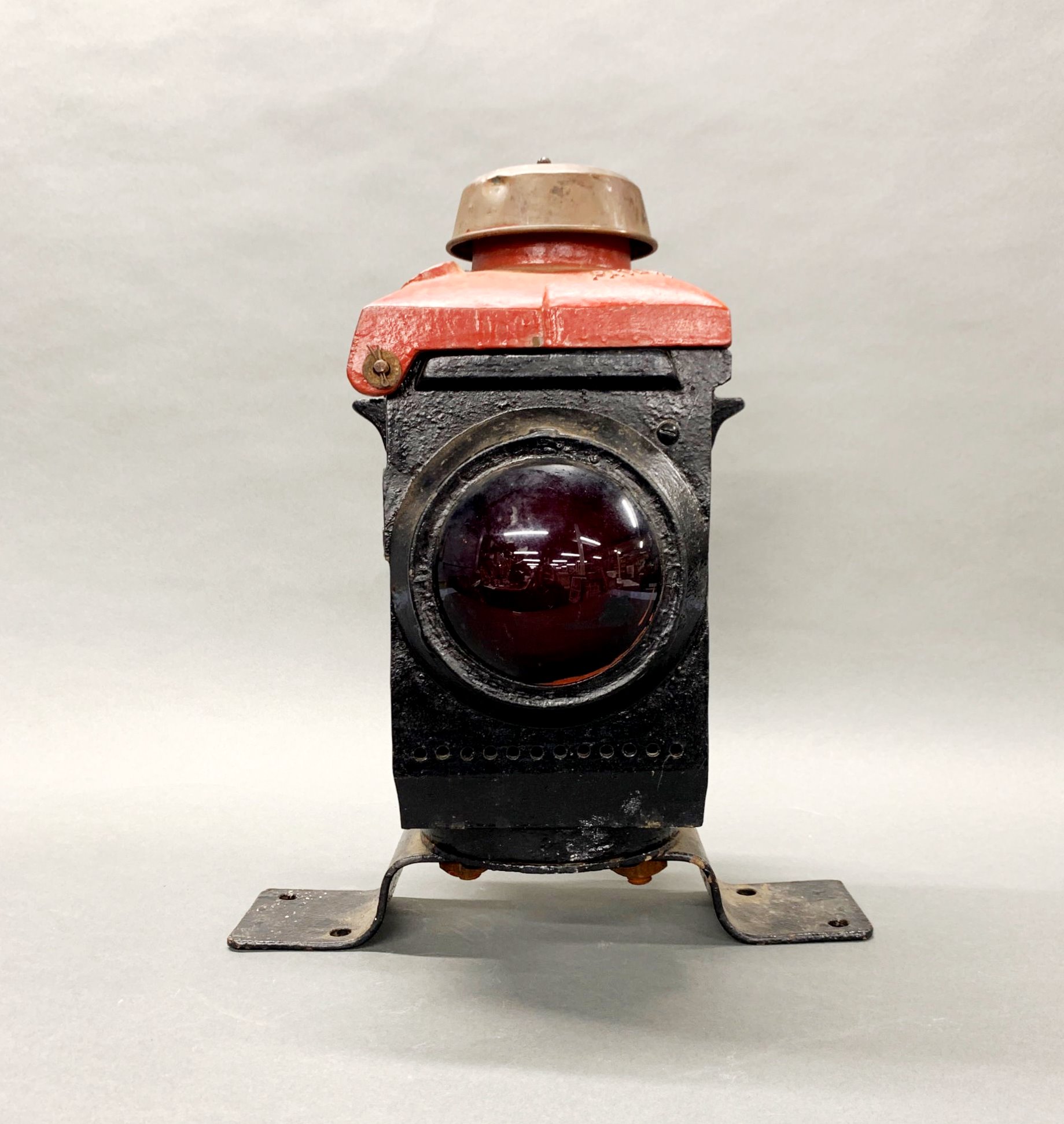 Railway interest: A mid 20th century railway level crossing double sided warning lamp, H. 44cm.