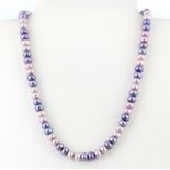 A purple and pink pearl necklace on a 925 silver clasp, L. 44cm.