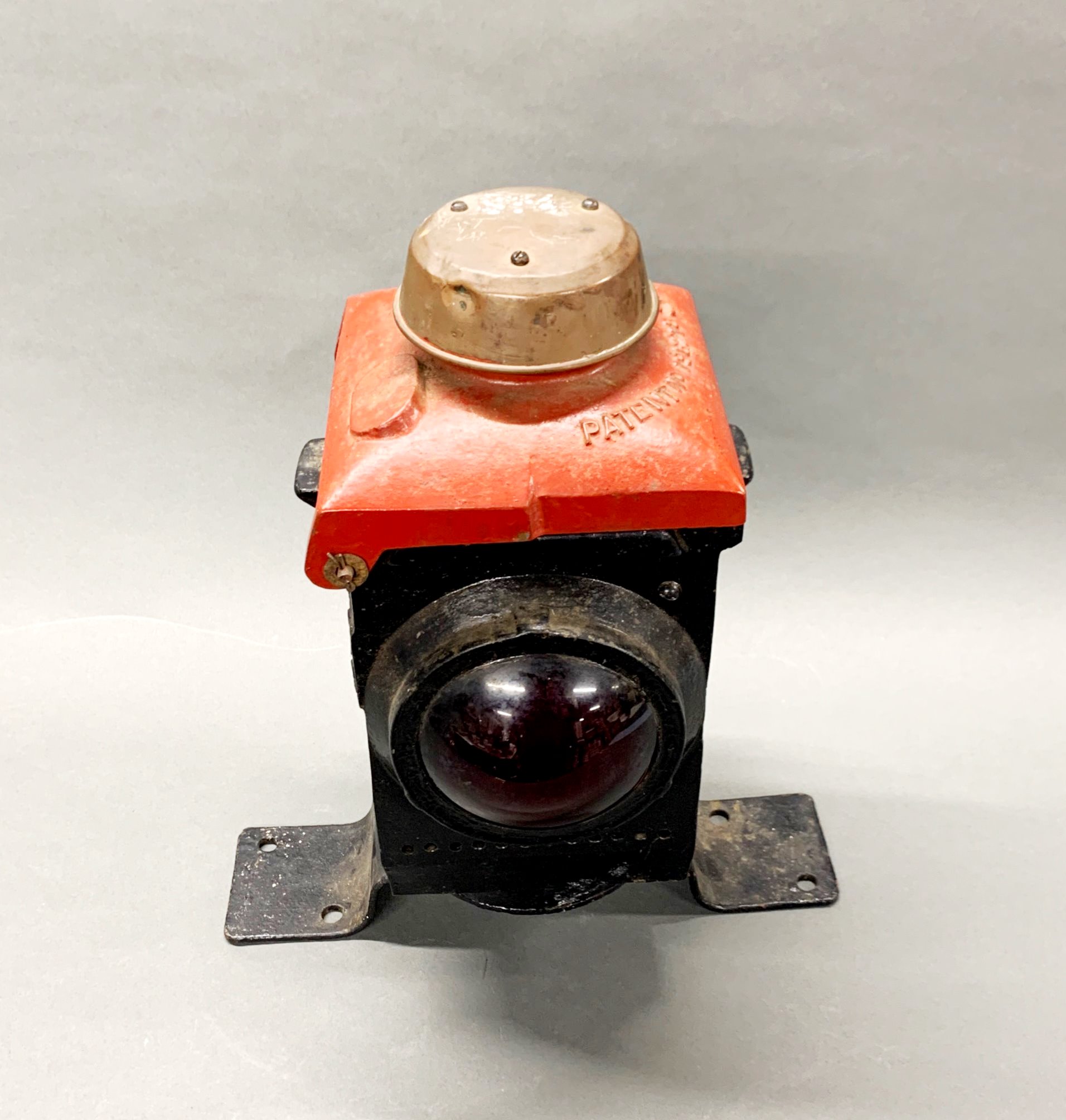 Railway interest: A mid 20th century railway level crossing double sided warning lamp, H. 44cm. - Image 5 of 5